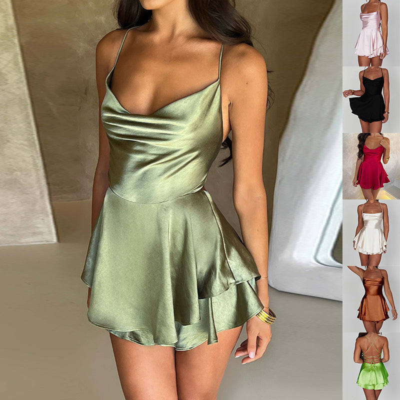 Robe courte élégante à décolleté drapé et jupe évasée
