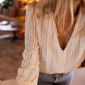 Blouse en maille ajourée élégante à manches longues et décolleté raffiné