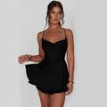 Robe courte élégante à décolleté drapé et jupe évasée